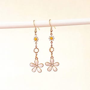 Daisy Earrings, Daisy Jewelry, Daisy and Bezel Jewelry,  Daisy Chain Earrings, Cottagecore, White Flowers, Gold Plated Wires #4016