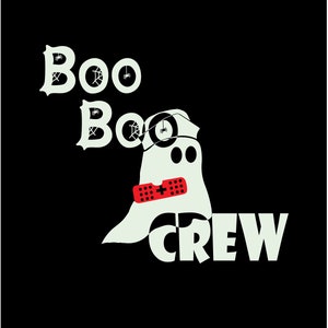 Może przedstawiać: Biały duch z czerwonym bandażem na głowie i tekstem "Boo Boo Crew" z wiszącymi pająkami.