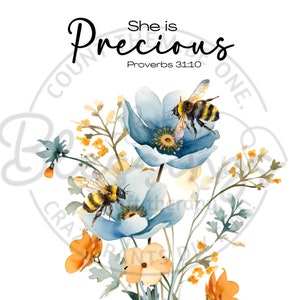 Puede incluir: Pintura acuarela de flores azules con centros amarillos y hojas verdes. Dos abejorros están posados ​​en las flores. El texto "She is Precious" está escrito en letra cursiva negra sobre las flores. El texto "Proverbios 31:10" está escrito en negro debajo de las flores.