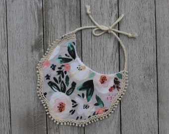 Bib Boho escalonado ? Boho Bib ? Pom Pom Bib ? Babeo de la niña de la niña de la niña de la niña Niña Chica Bib ? Regalo de la niña de la niña Regalo de la ducha de la niña del bebé 1o Cumpleaños