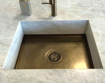 Handgemaakte vierkante spoelbak messing patina – rustieke onderbouw wastafel