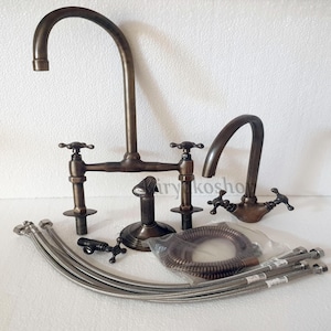 Puede incluir: Grifo de cocina de latón antiguo con dos manijas y un rociador separado. El grifo tiene un caño de arco alto y viene con mangueras flexibles.