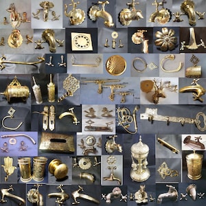 Pu&ograve; includere: Una collezione di accessori e rubinetteria per il bagno in metallo dorato, tra cui portasciugamani, portasapone, rubinetti ed elementi decorativi. Gli articoli sono disposti in una griglia su uno sfondo bianco.
