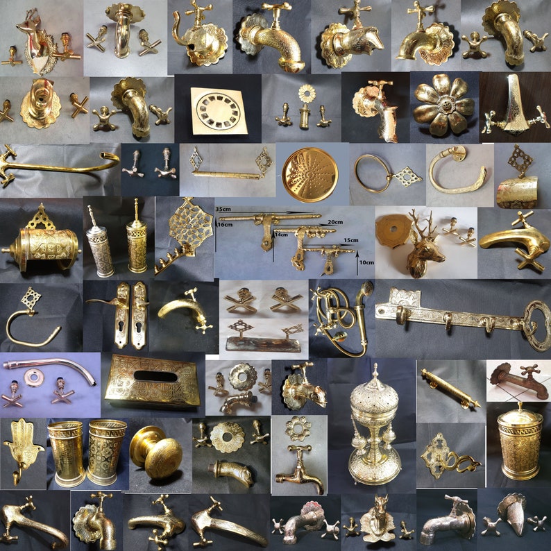 Pu&ograve; includere: Una collezione di accessori e rubinetteria per il bagno in metallo dorato, tra cui portasciugamani, portasapone, rubinetti ed elementi decorativi. Gli articoli sono disposti in una griglia su uno sfondo bianco.