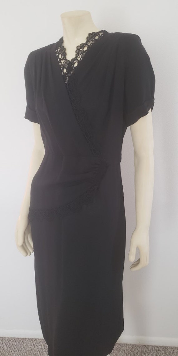 1940s black dress M rayon lace trim Form Fit