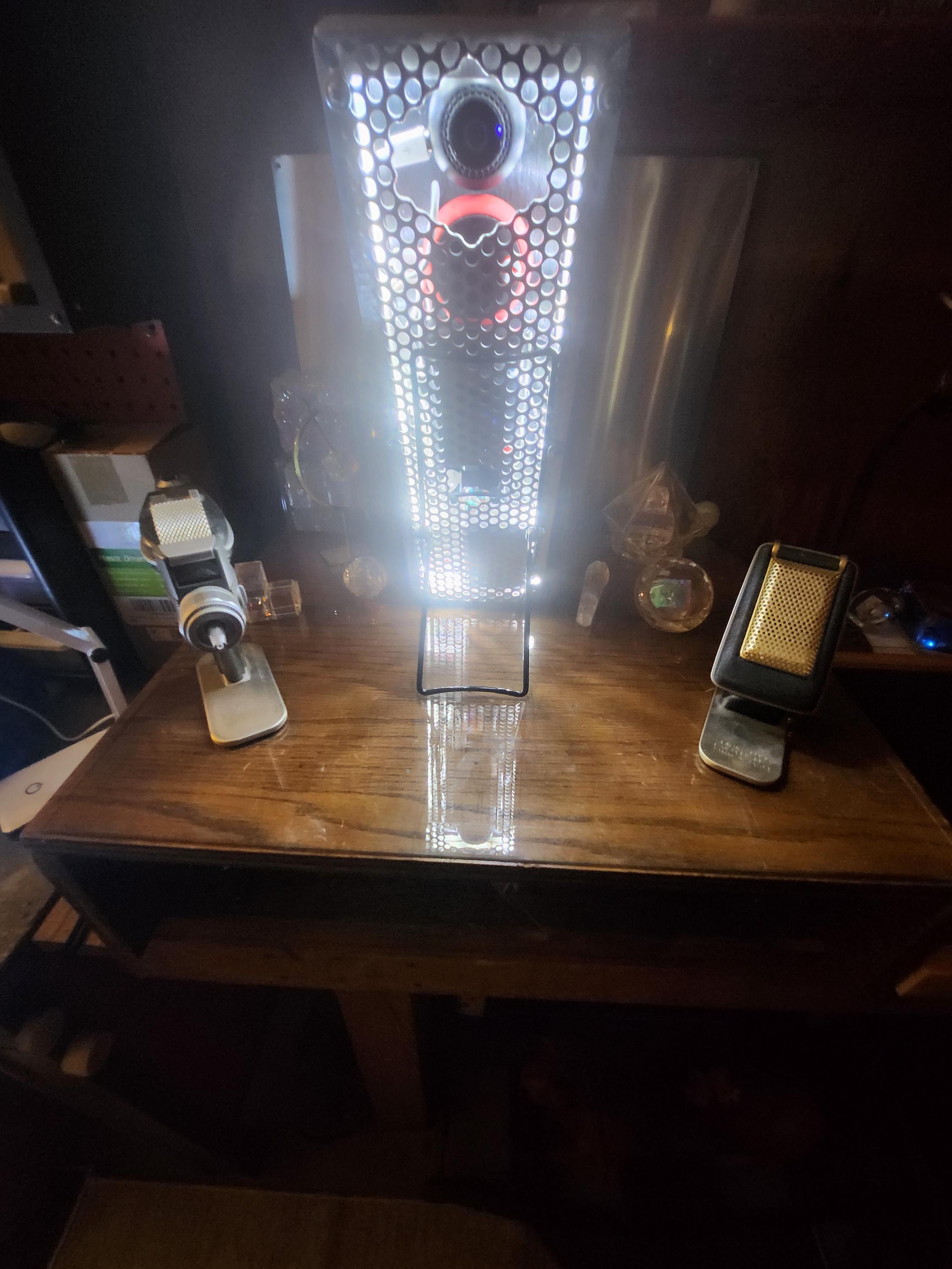 HAL 9000 – Détecteur De Mouvement Avec Voix, Lumières, Son, Bluetooth Et Caméra – Gadget Geek Et Fun !