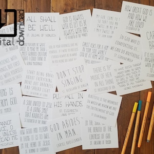 以下が含まれることがあります： 木製の表面に配置された、黒インクで書かれたインスピレーションを与える引用句が書かれた白いカードのコレクション。カードはさまざまなフォントとサイズで、近くにはいくつかのカラフルなペンがあります。「デジタル」という言葉も表示されています。