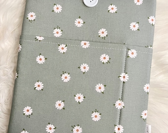 Pretty Daisies on Green | Padded Book Sleeve