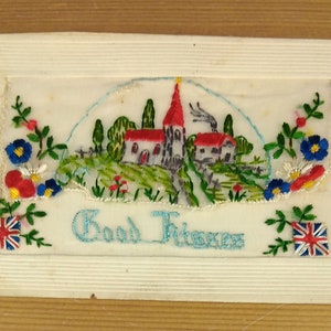 Cartão postal de seda bordado da 1ª Guerra Mundial Good Kisses Country Village (D1B)