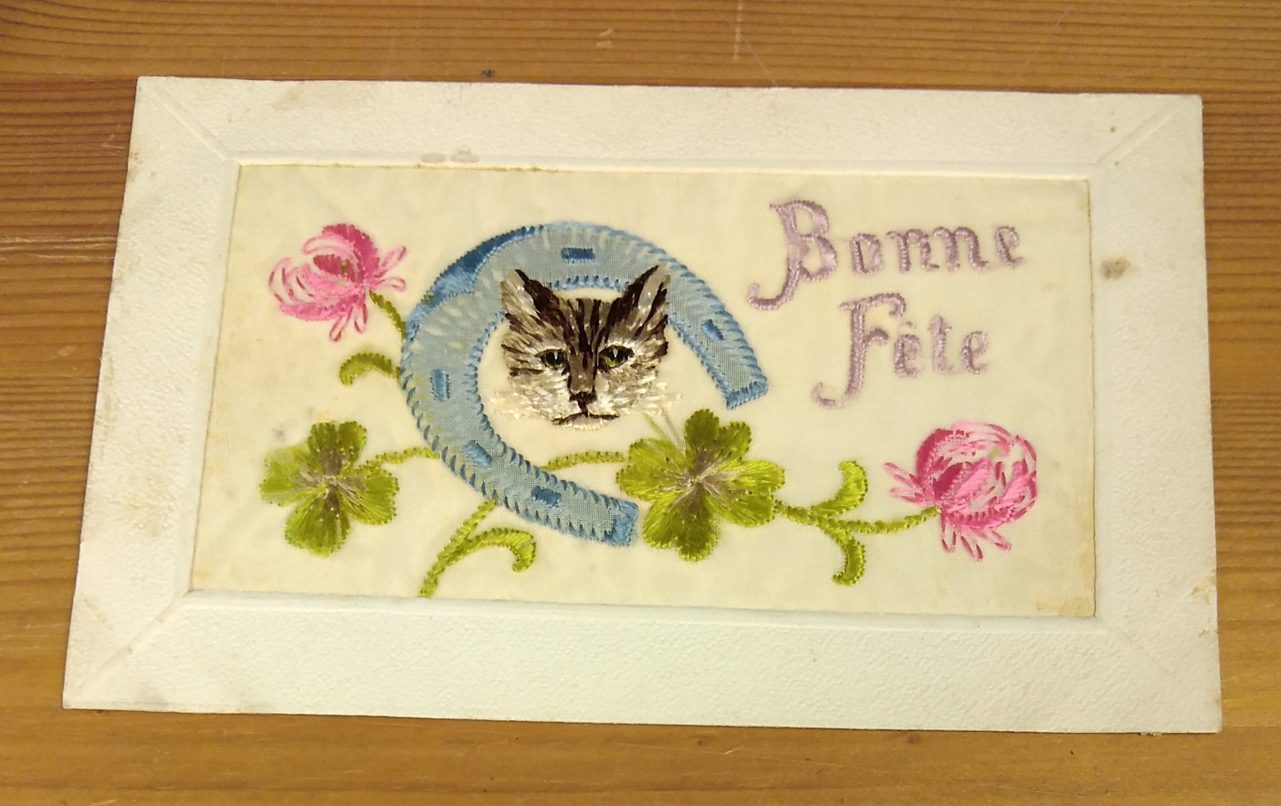 WW1 Embroidered A Kiss From France Silk Postcard & Inside Card in General / other