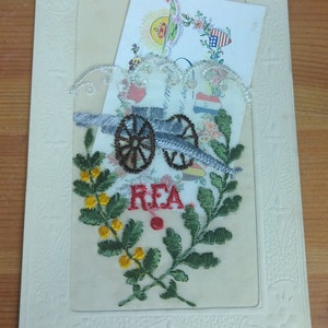 WW1 geborduurde zijden ansichtkaart R.F.A. Royal Field Artillery-kanon met miniatuurberichtkaart (H1E)