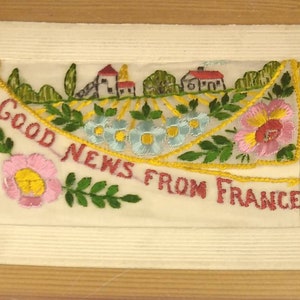 WW1 Bestickte Seidenpostkarte Gute Nachricht aus Frankreich Country Village (L1F)