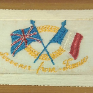 Lembrança de cartão postal de seda bordado da 1ª Guerra Mundial da França, bandeiras britânicas e francesas (L1B)