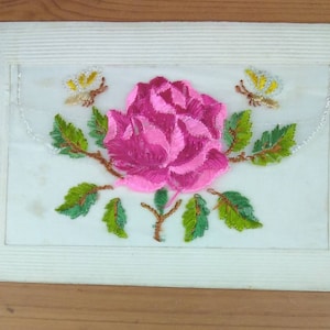 WW1 Bestickte Seidenpostkarte Große Rose und Schmetterlinge (L1B)