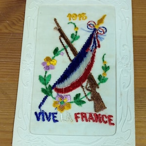 Cartão postal de seda bordado da 1ª Guerra Mundial 1915 Vive La France Rifle cruzado e bandeira francesa (B1)