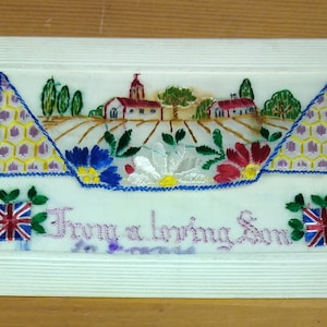 Postal de seda bordada de la Primera Guerra Mundial de un hijo amoroso - Country Village - Soldado nombrado (J1E)