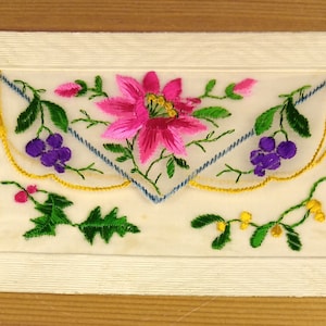 WW1 Bestickte Seidenpostkarte Blumen Mistel Und Holly (D1C)