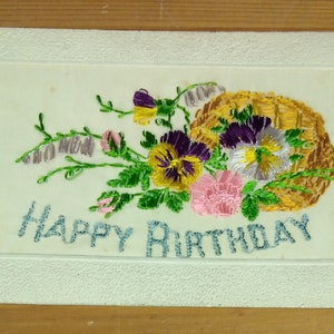 WW1 Bestickte Seide Postkarte Happy Birthday Blumenkorb Lebendige Farben (N1)