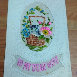 Bestickte Seidenpostkarte aus dem 1. Weltkrieg „To My Dear Wife Kitten In Basket“ (D1A)
