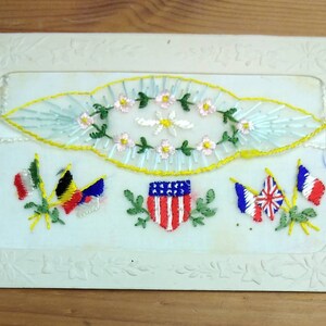WW1 Bestickte Seide Postkarte Flaggen Und Blumen (L1A)