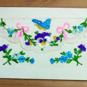 WW1 Bestickte Seidenpostkarte Schmetterling und Blumen (L1A)