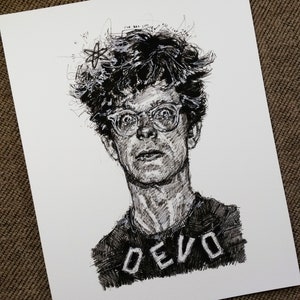 Può includere: Ritratto in bianco e nero a penna e inchiostro di un uomo con gli occhiali e una maglietta nera con la scritta "DEVO". L'opera presenta tratteggi incrociati dettagliati e linee scarabocchiate, con un simbolo di atomo stilizzato sopra la testa.