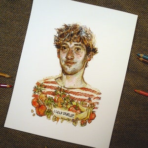 Może przedstawiać: Portret wykonany kredkami na białym papierze. Grafika przedstawia osobę z kręconymi brązowymi włosami i koszulą w paski. Koszula jest ozdobiona kolekcją owoców i warzyw. Tekst "I SELF DEVELOP" jest napisany na małym znaku.