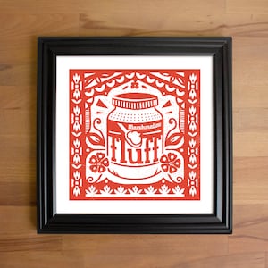 Puede incluir: Impresión enmarcada con un diseño rojo y blanco. La obra de arte muestra un tarro de malvavisco, con la palabra "Fluff" en un lugar destacado. El diseño incluye elementos florales y decorativos.