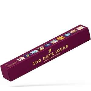Puede incluir: Una caja rectangular de color granate con el texto dorado "100 DATE IDEAS". La caja presenta un dise&ntilde;o de p&oacute;ster para rascar con varias ilustraciones de citas. El producto est&aacute; dise&ntilde;ado para inspirar las citas rom&aacute;nticas.