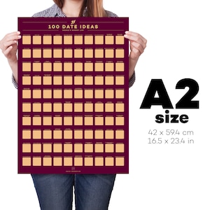 Puede incluir: P&oacute;ster tama&ntilde;o A2 con 100 ideas para citas. El p&oacute;ster es de color burdeos con cuadrados dorados para rascar. Mide 42 x 59,4 cm. El texto superior dice "100 Ideas de Citas, Lista de Deseos para Parejas."