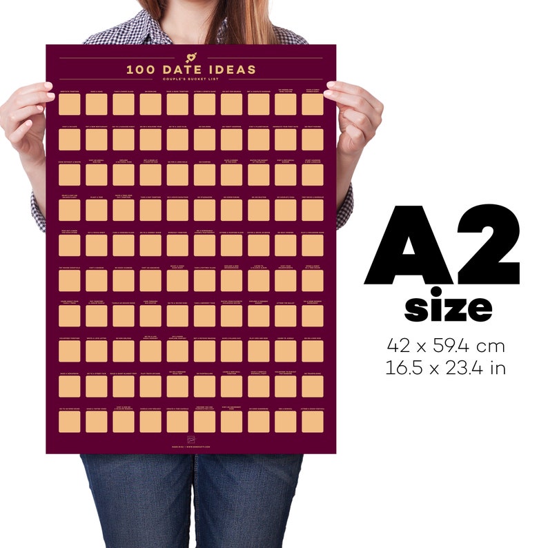 Puede incluir: P&oacute;ster tama&ntilde;o A2 con 100 ideas para citas. El p&oacute;ster es de color burdeos con cuadrados dorados para rascar. Mide 42 x 59,4 cm. El texto superior dice "100 Ideas de Citas, Lista de Deseos para Parejas."