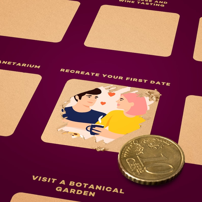 Puede incluir: Un tablero de actividades raspable morado y dorado con el texto "RECREATE YOUR FIRST DATE" y una ilustraci&oacute;n de una pareja. Una moneda est&aacute; en primer plano. El tablero tiene otros cuadrados de actividad.