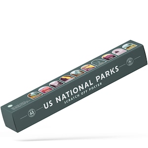 Pode incluir: Uma caixa retangular verde escuro com o texto "US National Parks Scratch Off Poster" em branco. A caixa apresenta ilustra&ccedil;&otilde;es coloridas de paisagens de parques nacionais e um gr&aacute;fico de b&uacute;ssola. A caixa cont&eacute;m 63 parques.