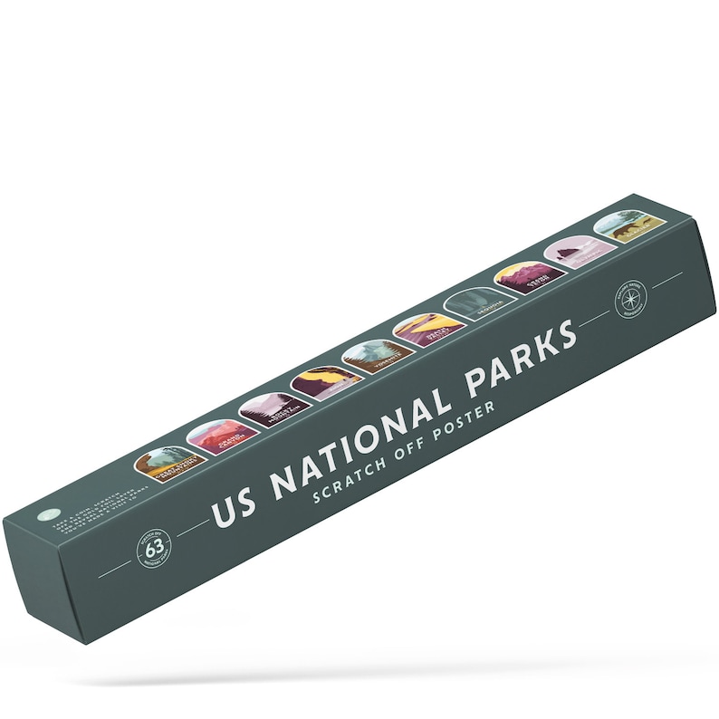 Pode incluir: Uma caixa retangular verde escuro com o texto "US National Parks Scratch Off Poster" em branco. A caixa apresenta ilustra&ccedil;&otilde;es coloridas de paisagens de parques nacionais e um gr&aacute;fico de b&uacute;ssola. A caixa cont&eacute;m 63 parques.