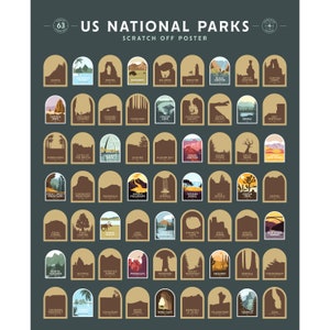 Pode incluir: Um p&ocirc;ster rasp&aacute;vel verde escuro com 63 Parques Nacionais dos EUA. Cada parque &eacute; representado por uma ilustra&ccedil;&atilde;o &uacute;nica dentro de um arco marrom. O p&ocirc;ster inclui parques como Acadia, Arches, Badlands e Yellowstone. O texto "US National Parks" est&aacute; no topo.