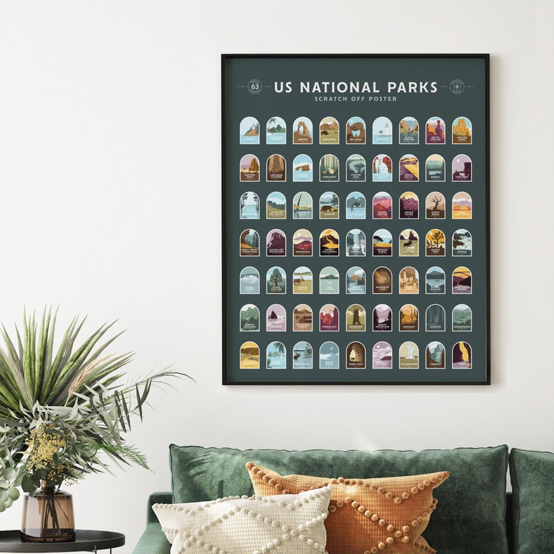 Pode incluir: Um poster raspadinha emoldurado dos Parques Nacionais dos EUA. O poster apresenta 63 &iacute;cones de parques ilustrados num fundo verde escuro. O texto "US NATIONAL PARKS SCRATCH OFF POSTER" est&aacute; no topo. A moldura &eacute; preta.