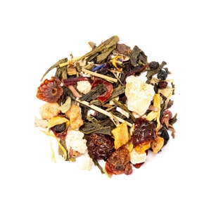 Könnte beinhalten: Eine Mischung aus grünem Tee, getrockneten Früchten und kandierten Zitrusschalen. Die Teemischung enthält getrocknete Orangenschalen, getrocknete Äpfel, getrocknete Cranberries und getrocknete Blaubeeren.