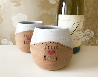 Poterie faite main - Coupes à vin avec noms - Verres de mariage personnalisés - Poterie personnalisée - Cadeau de mariage personnalisé - Verre à vin sans pied - Mugs