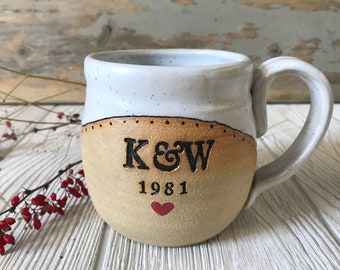 Mug personnalisé - Mug fait main avec monogramme et date - Poterie - Mug personnalisé - Poterie faite main - Mug en céramique - Mug réalisé sur commande