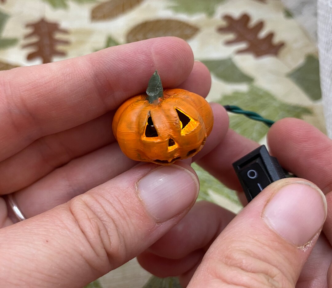 Mini Jack O Lantern
 Miniature Jack o lantern With Flickering Orange LED Light With off