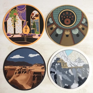 Peut inclure: Quatre autocollants ronds décoratifs avec des motifs uniques. L'un présente une scène de fenêtre avec un luth, un autre a un motif abstrait, un troisième représente un paysage désertique et le dernier montre une scène de montagne avec un pont et un château.