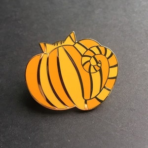 Pin de esmalte duro con forma de gato calabaza