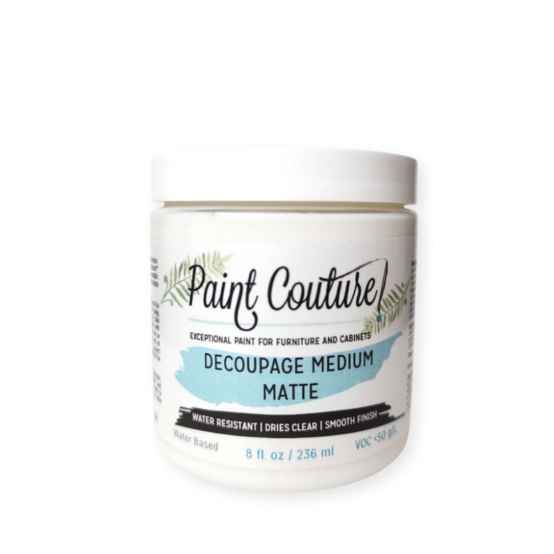 Puede incluir: Un tarro blanco de medio de decoupage con una etiqueta azul y blanca. La etiqueta dice "Paint Couture Pintura excepcional para muebles y armarios Decoupage Medium Mate Resistente al agua | Se seca transparente | Acabado liso A base de agua 8 fl. oz / 236 ml VOC < 50 g"