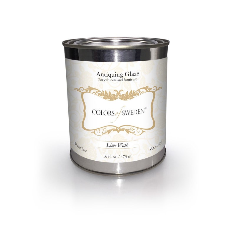 Puede incluir: Una lata blanca de glaseado para envejecer para gabinetes y muebles. La lata est&aacute; etiquetada como "Antiquing Glaze" y "Colors of Sweden". El glaseado es un lavado de cal y est&aacute; basado en agua. La lata contiene 16 onzas l&iacute;quidas o 473 mililitros.