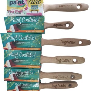 Pu&ograve; includere: Set di sei pennelli con manici in legno. I pennelli sono etichettati "Paint Couture" e sono disponibili in diverse dimensioni: 2 pollici angolo corto, 2 pollici angolo lungo, 2 pollici piatto fine, 1,5 pollici piatto fine e 1 pollice piatto fine. I pennelli sono confezionati in scatole con un design verde e bianco.
