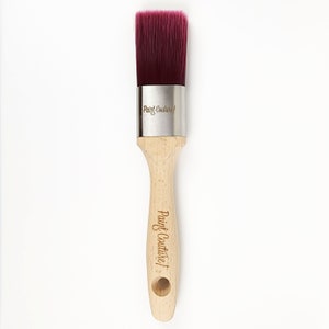 Pu&ograve; includere: Un pennello per dipingere con manico in legno e testa di setole bordeaux. Il pennello ha una fascia argentata con il testo "Paint Couture" inciso su di essa. Il manico &egrave; anche inciso con "Paint Couture".