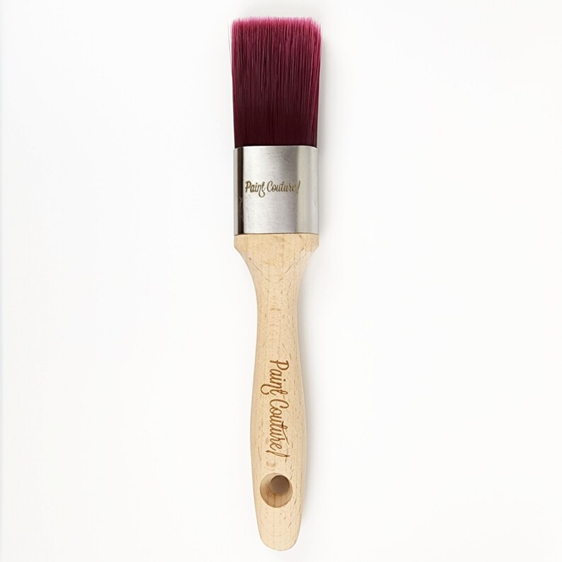 Pu&ograve; includere: Un pennello per dipingere con manico in legno e testa di setole bordeaux. Il pennello ha una fascia argentata con il testo "Paint Couture" inciso su di essa. Il manico &egrave; anche inciso con "Paint Couture".