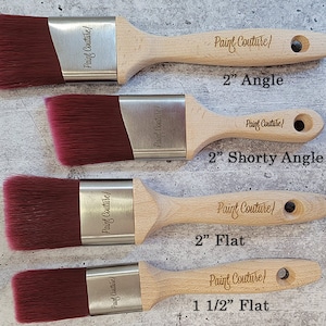 Pu&ograve; includere: Quattro pennelli per dipingere con manici in legno e ferrule argentate. I pennelli sono etichettati "Paint Couture" e hanno diverse dimensioni e forme: 2" Angle, 2" Shorty Angle, 2" Flat, e 1 1/2" Flat.
