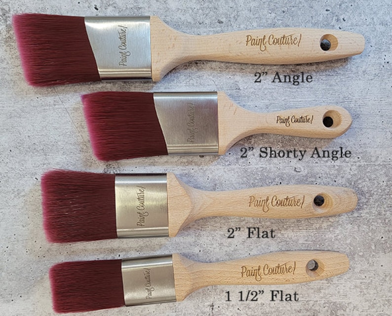 Pu&ograve; includere: Quattro pennelli per dipingere con manici in legno e ferrule argentate. I pennelli sono etichettati "Paint Couture" e hanno diverse dimensioni e forme: 2" Angle, 2" Shorty Angle, 2" Flat, e 1 1/2" Flat.