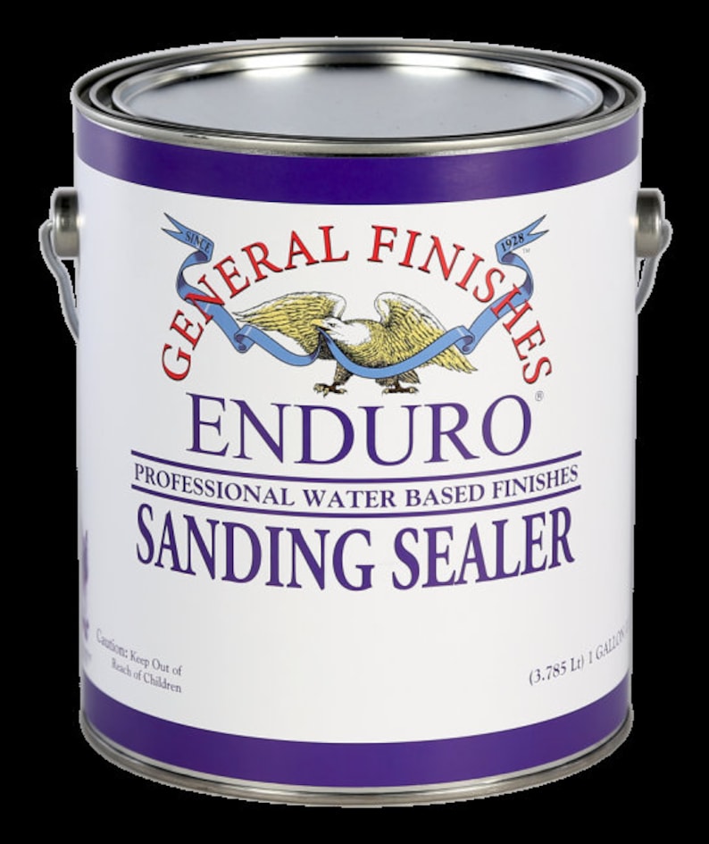 Puede incluir: Un bote de pintura blanco con una tapa morada y un logotipo de &aacute;guila azul y dorado. El bote est&aacute; etiquetado "General Finishes Enduro Acabados profesionales a base de agua Sellador para lijar (3,785 Lt) 1 GAL&Oacute;N".